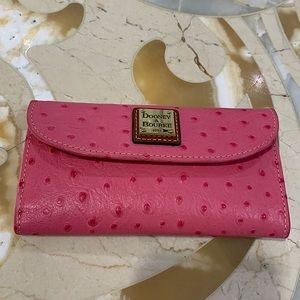 💯Dooney & Bourke hot pink wallet